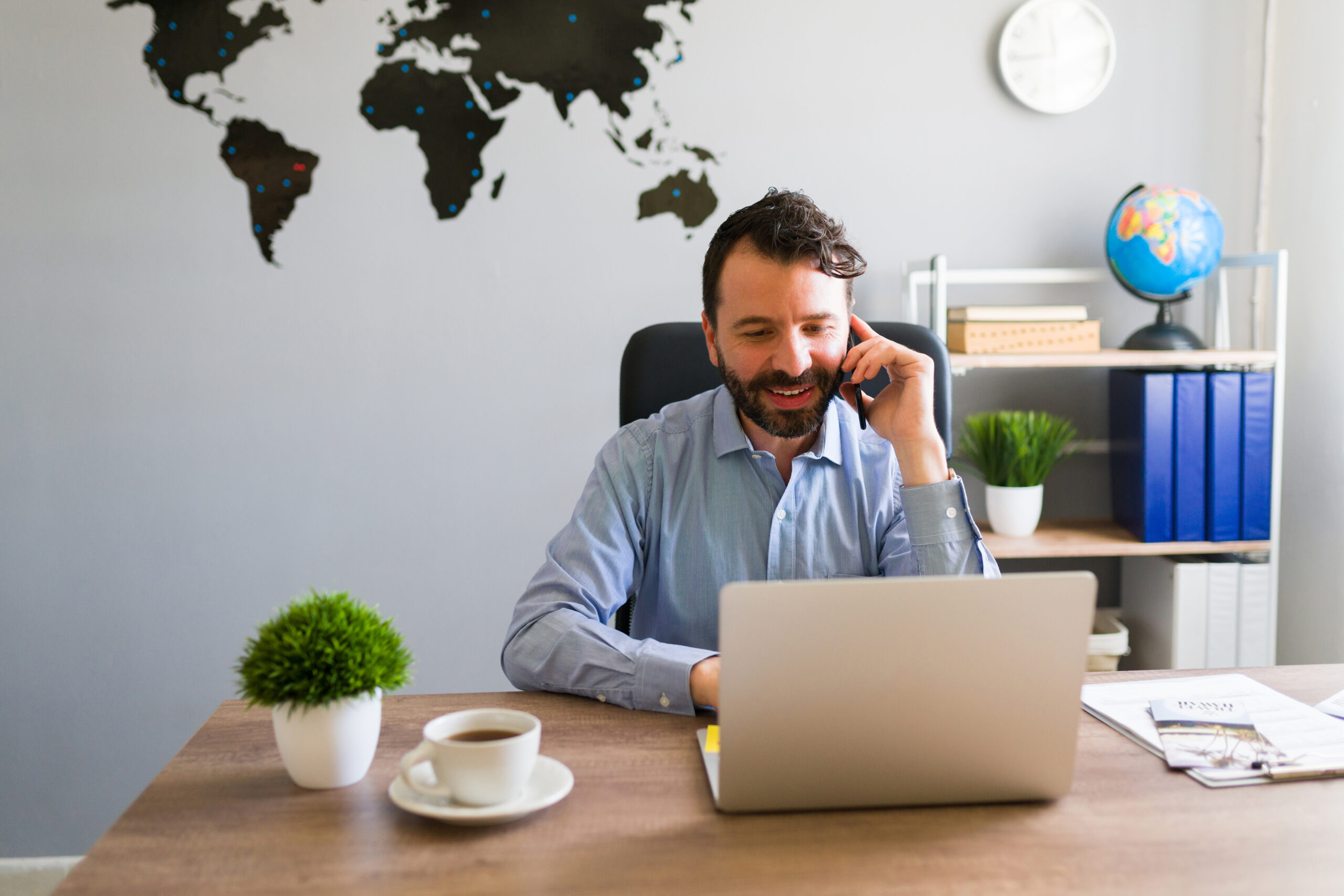 Speaker Agency vs. Direct Speaker Booking: A Comprehensive Guide for Conference Planners