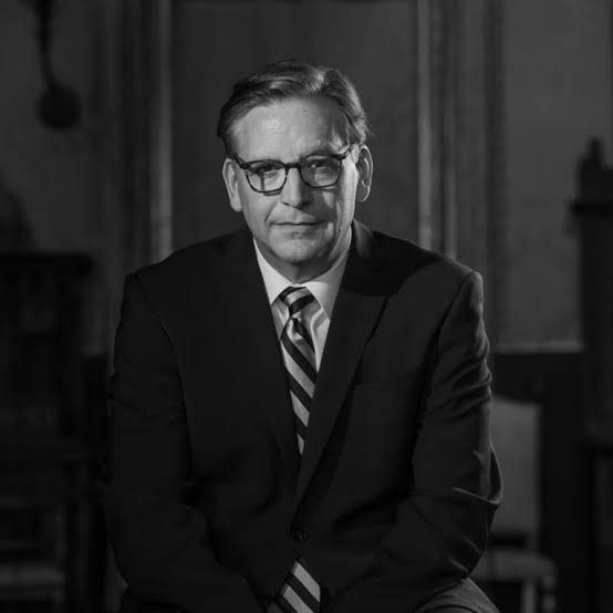Portrait of keynote speaker and art crime investigator Anthony Amore in a suit.