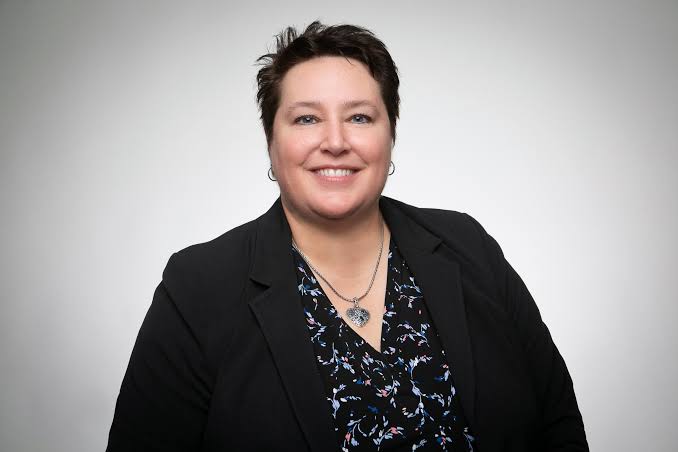 Dr. Shawn Andrews, international keynote speaker and organizational consultant, smiling for her professional profile portrait.
