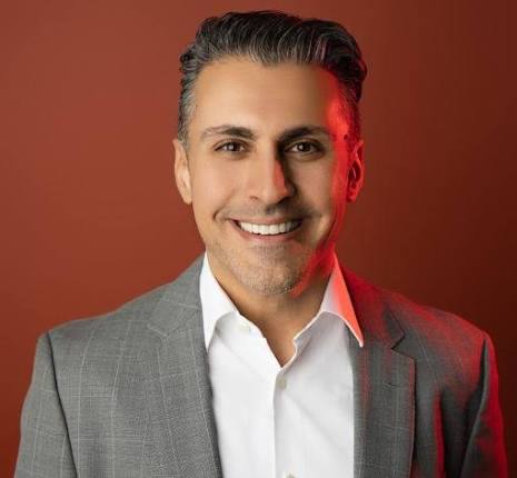Portrait of global keynote speaker and leadership expert Jay Abbasi.
