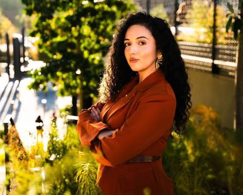 Jen Borrero, international keynote speaker and leadership expert, posing outdoors.