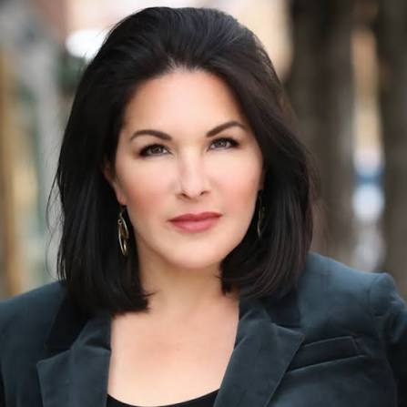 Portrait of national keynote speaker and corporate trainer Melanie Boyack.