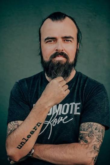 Portrait of keynote speaker and marketing expert Scott Stratten with a beard.