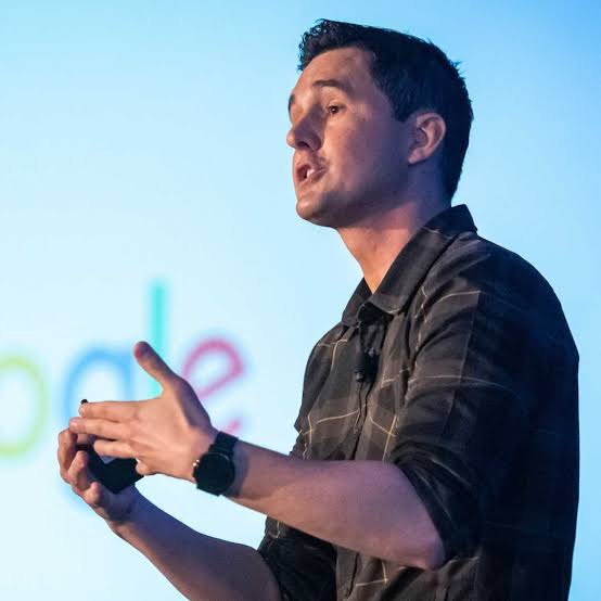 Steve Lerch presenting an innovation keynote speech as an AI and leadership expert.