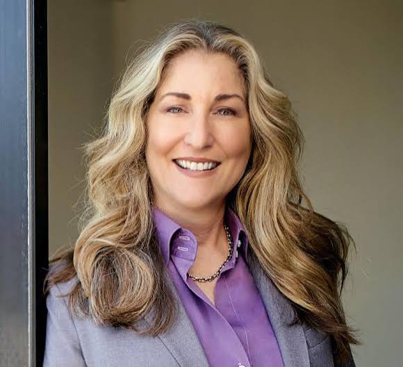 Headshot of keynote speaker and business growth expert Tiffani Bova.