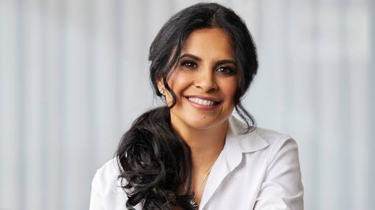 Zahra Al-Harazi, leadership expert and keynote speaker, smiling in professional portrait.